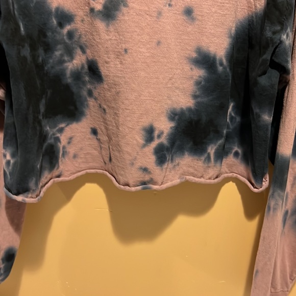 Cotton long sleeve, crop top by buzz size large colors, blue, and Taupe - Picture 3 of 9